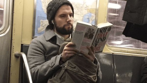 Lector anónimo en el metro. Hot Dudes Reading .