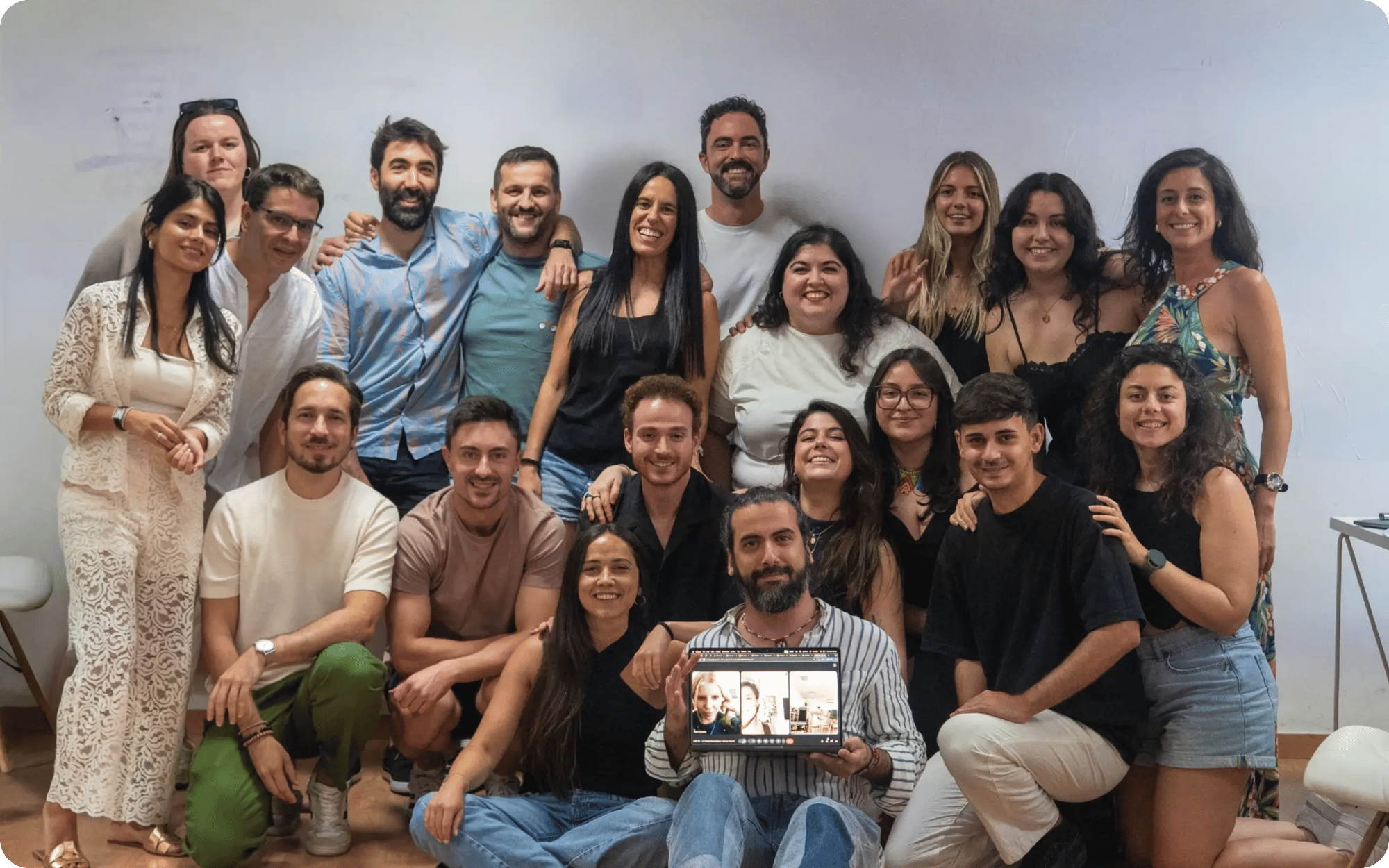 company-hero-bottom-image-composition company-hero-bottom-image-composition